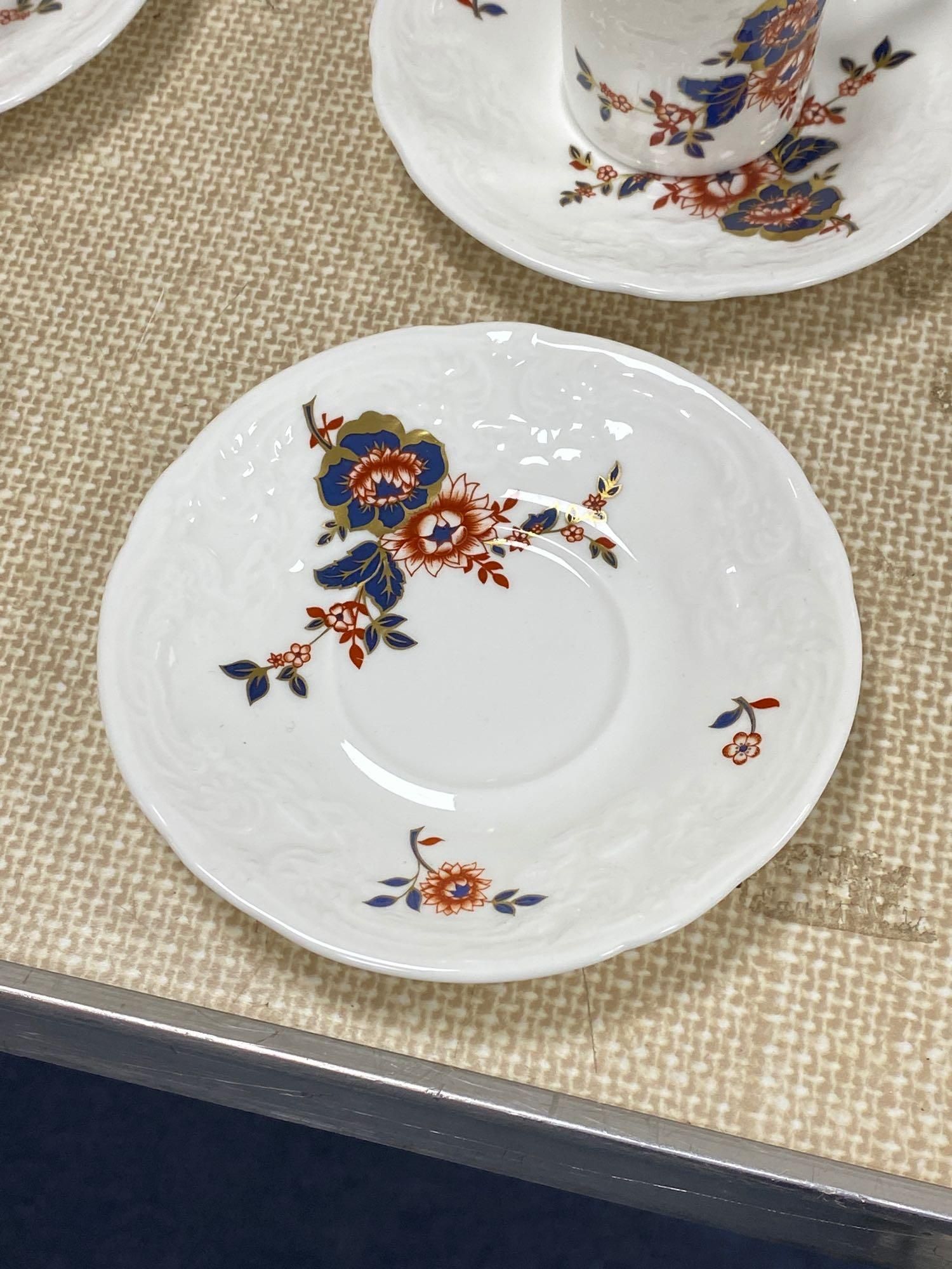A Coalport St Louis pattern dinner service (8)